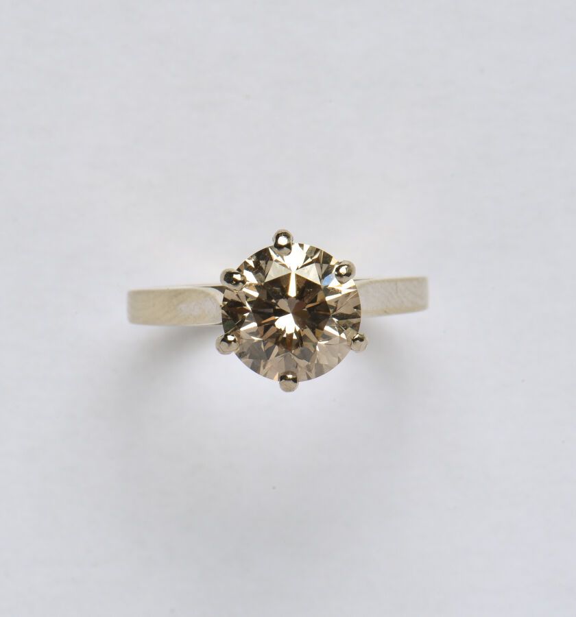 Null 18K（750/oo）白金单颗钻石戒指，6爪镶嵌一颗重达2.53克拉的明亮型切割钻石。TDD 50.5。毛重：3.5克。