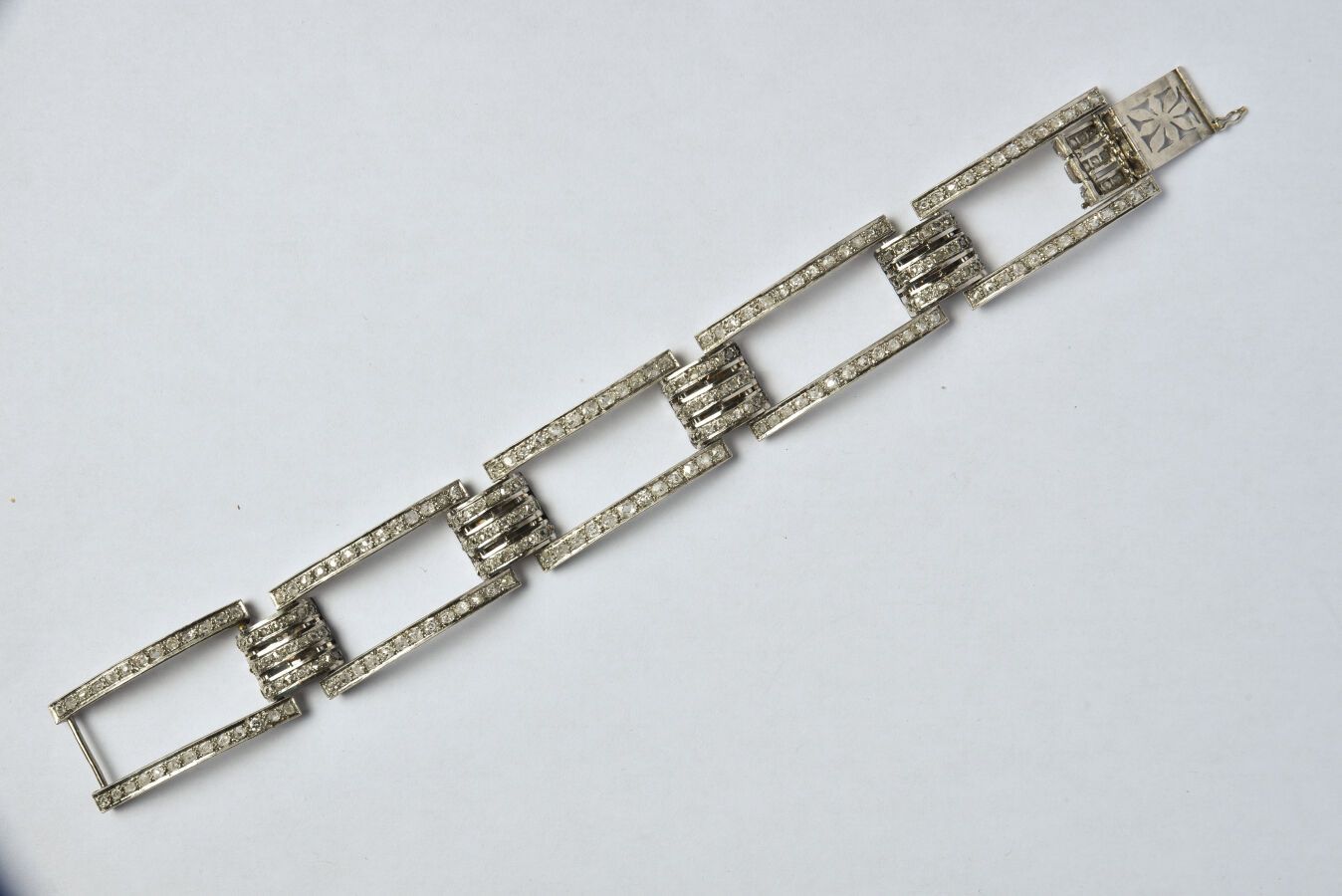 Null Bracelet in platinum (850/oo) with curved, openwork rectangular links set w&hellip;