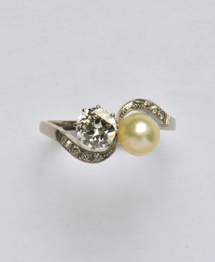 Null 古董铂金（850/oo）"Toi et Moi "戒指，以一颗重约0.65克拉的老式切割钻石和一颗可能是精美的珍珠（直径约6.2毫米）为中心，蜿蜒的附&hellip;
