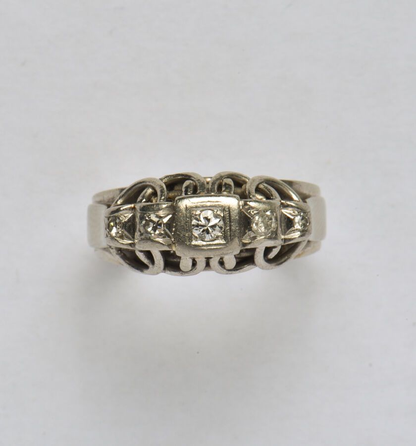 Null 18K(750/oo)白金和铂金(850/oo)戒指，上面有镂空的卷轴，中心是一颗明亮式切割的钻石，镶嵌着8x8的钻石（一个芯片）。TDD 57。毛重&hellip;