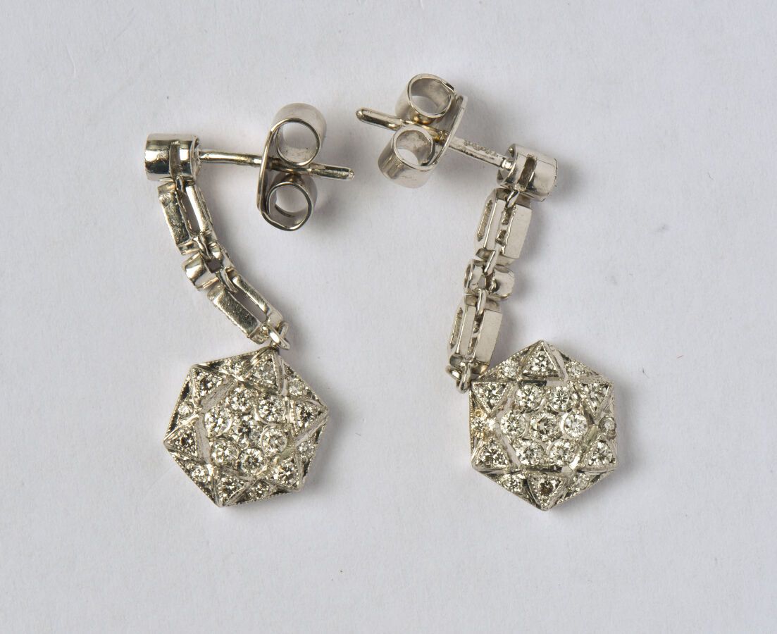 Null Paar Ohrhänger in 18 Karat Weißgold (750/oo), die jeweils aus gelenkigen, m&hellip;