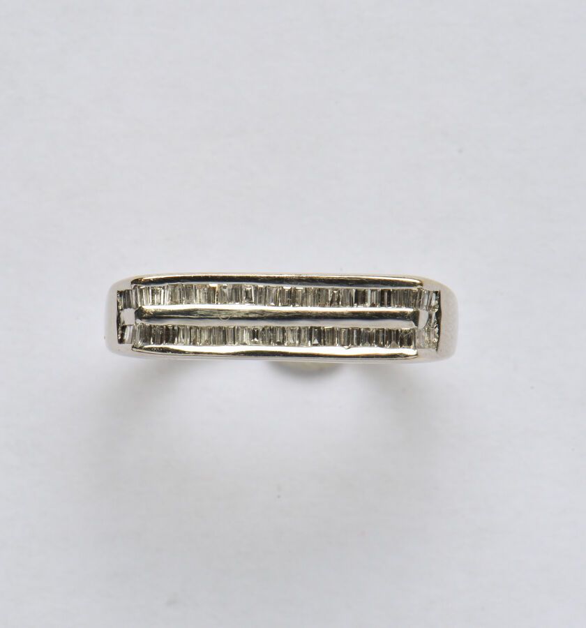 Null 光滑的18K(750/oo)白金戒指，略微弯曲的上半部分镶嵌着两行长方形切割和锥形切割钻石。TDD 58。毛重：4.5克。