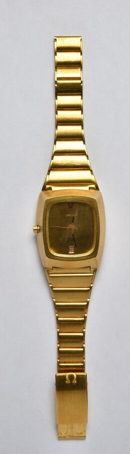 Null 欧米茄：18K（750/oo）黄金腕表，"Electroquartz "系列，"F8192 Hz "型号，气势恢宏的纯金表壳，镀金背景的枕形表盘，中央&hellip;