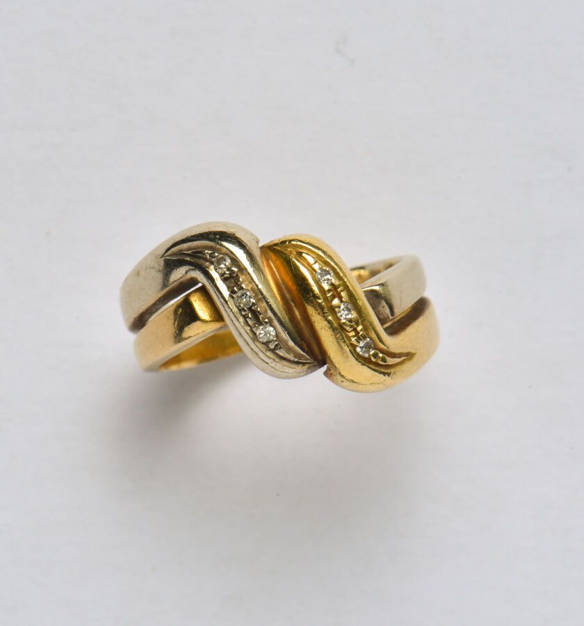 Null 18K（750/oo）双色金戒指，由两个相邻的戒指组成，中央图案镶嵌有6颗8x8小钻石。TDD 51。毛重：5.7克。