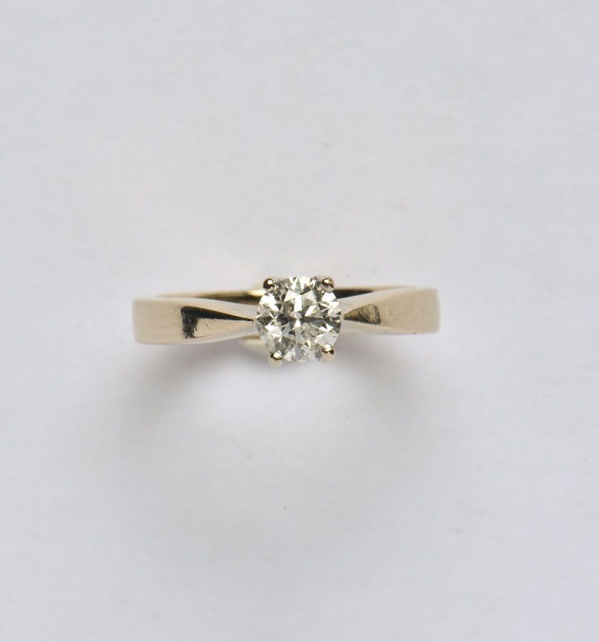 Null 18K（750/oo）白金单颗钻石戒指，以4爪镶嵌的约0.40克拉的明亮型切割钻石为中心。TDD 47。毛重：3.7克。