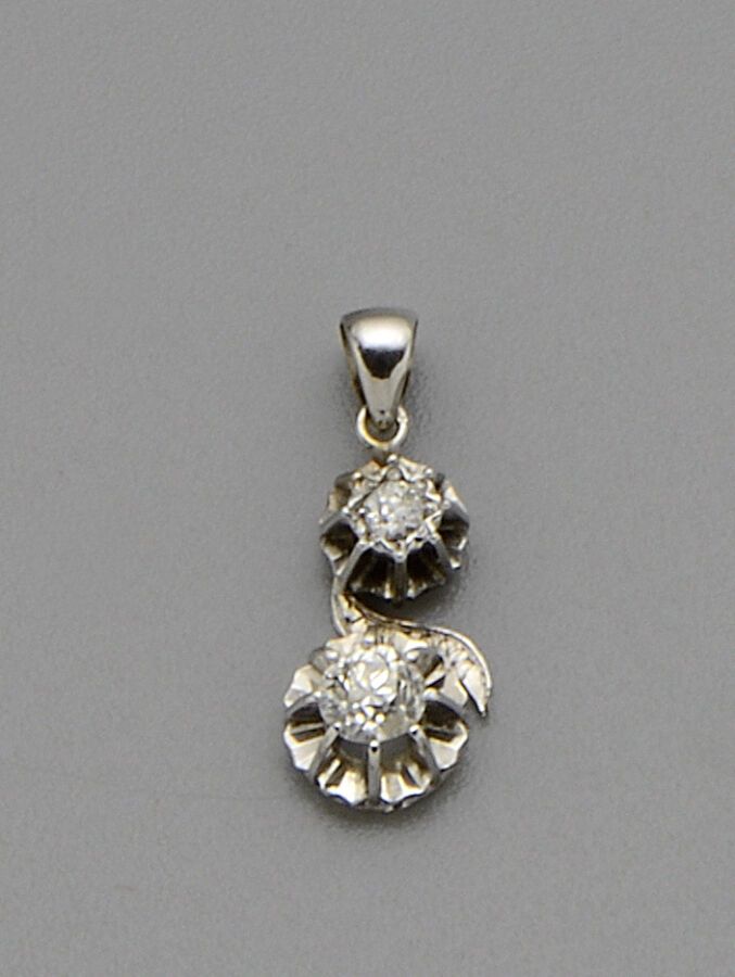 Null 18K (750/oo) white gold pendant featuring a small old-cut diamond in a clos&hellip;