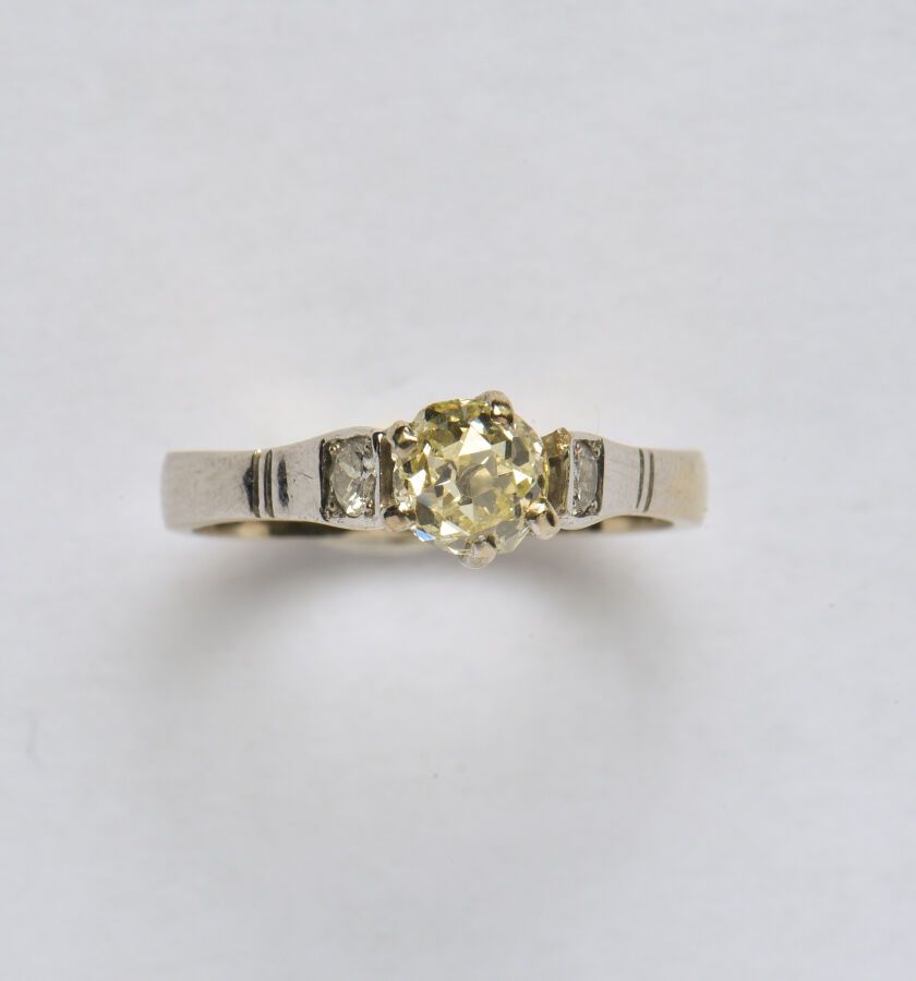 Null 18K（750/oo）白金戒指，以一颗淡黄色老式切割钻石为中心，重约1.05克拉（缺少一个爪子），由两颗圆形切割钻石支撑。TDD 58。总重量：4.8&hellip;
