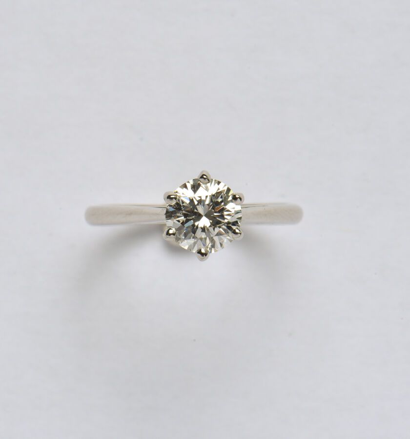 Null 18K（750/oo）白金单颗钻石戒指，镶有1克拉明亮式切割钻石。TDD 51。毛重：2.7克。