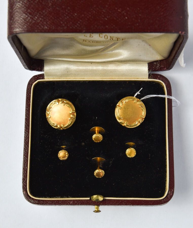 Null 镶嵌在18K（750/oo）黄金中的套装，包括两个大的系统纽扣和四个单纽扣（一个较大的），圆形图案有罗盖尔装饰。19世纪末，装在一个由J. LE CO&hellip;