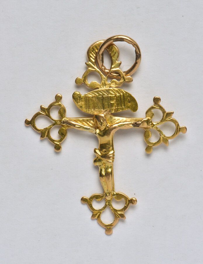 Null Pendentif "Croix Grille" en or jaune 18K (750/oo) figurant le Christ, simpl&hellip;