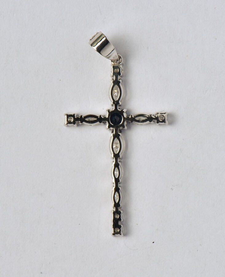 Null 18K（750/oo）白金 "十字架 "吊坠，臂部镶嵌明亮式切割和脐带式切割钻石，十字架上装饰有一颗圆形蓝宝石。吊环上镶有钻石。尺寸：33 x 18毫&hellip;
