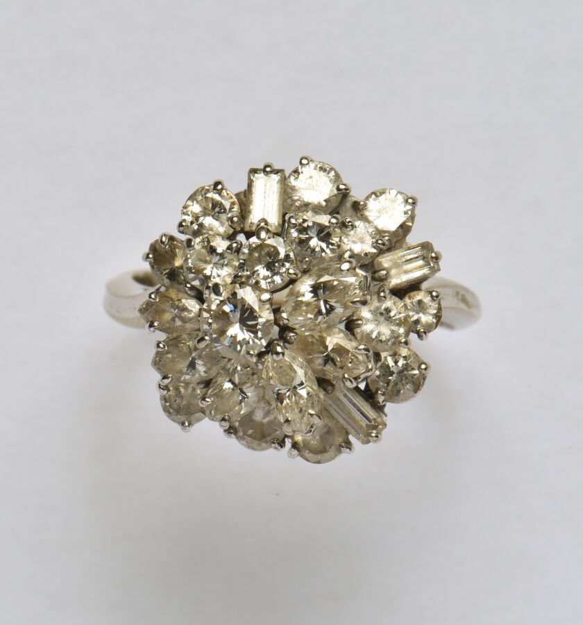 Null 18K（750/oo）白金戒指，扇形圆顶形成一簇明亮式切割钻石，主口径约0.30克拉，侯爵式切割和长方形切割的阶梯。TDD 62。毛重：7.9克。