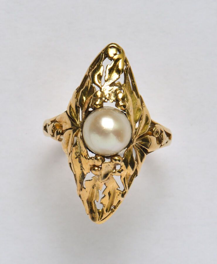 Null 新艺术风格的18K（750/oo）黄金戒指，脐带形的顶部装饰有镂空的栗子叶，中心有一颗Mabé养殖珍珠（后来）。轻微损坏。TDD 51.5。毛重：4.&hellip;