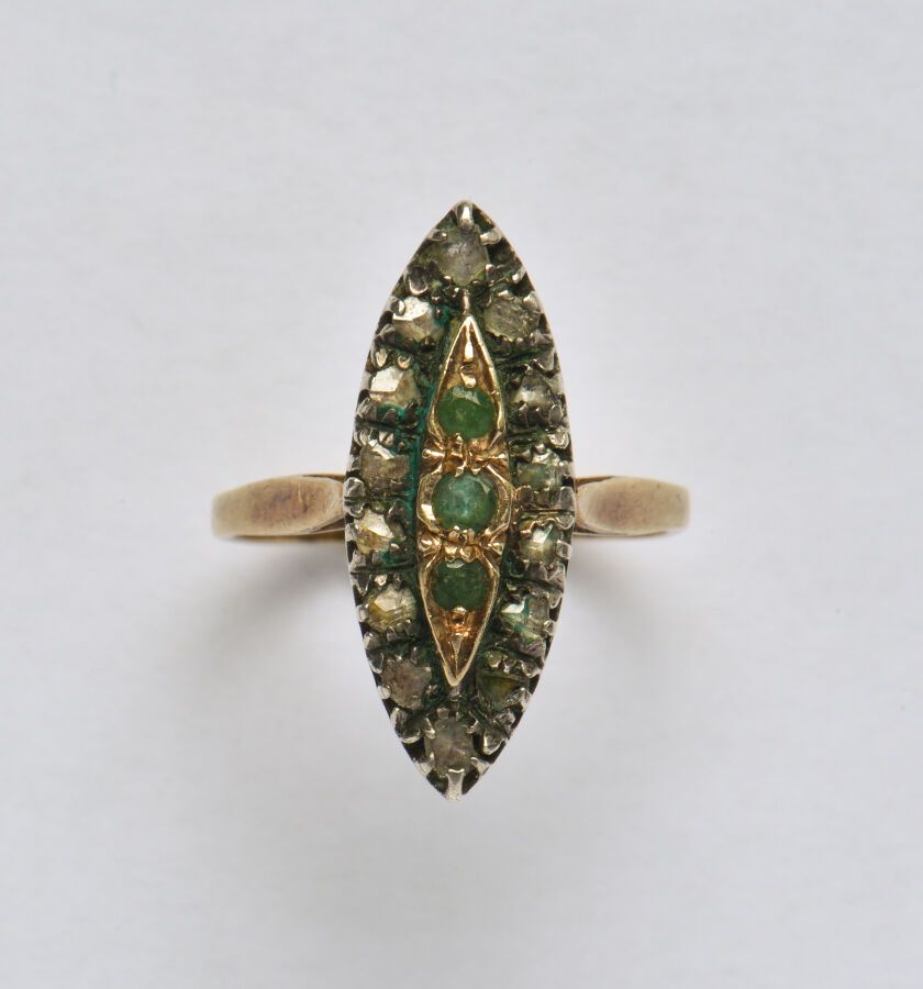Null 18K（750/oo）金和800/oo银的榄尖形戒指，以三颗圆形祖母绿为中心，周围镶有玫瑰式切割钻石。这些宝石已经损坏和氧化，需要清洗。TDD 53。&hellip;