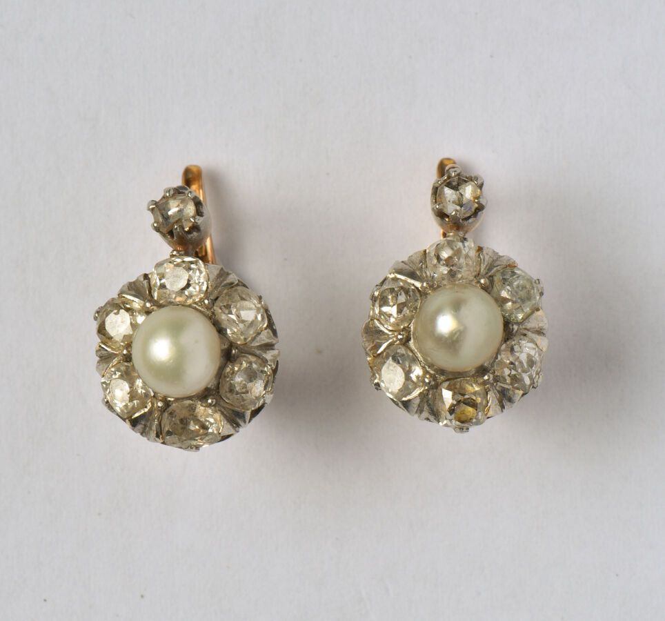Null 一对古董双色18K(750/oo)金Dormeuses，每个都包括一颗玫瑰式切割的钻石，上面镶嵌着一颗纽扣珍珠（直径：约5.1毫米），可能是精品，周围&hellip;