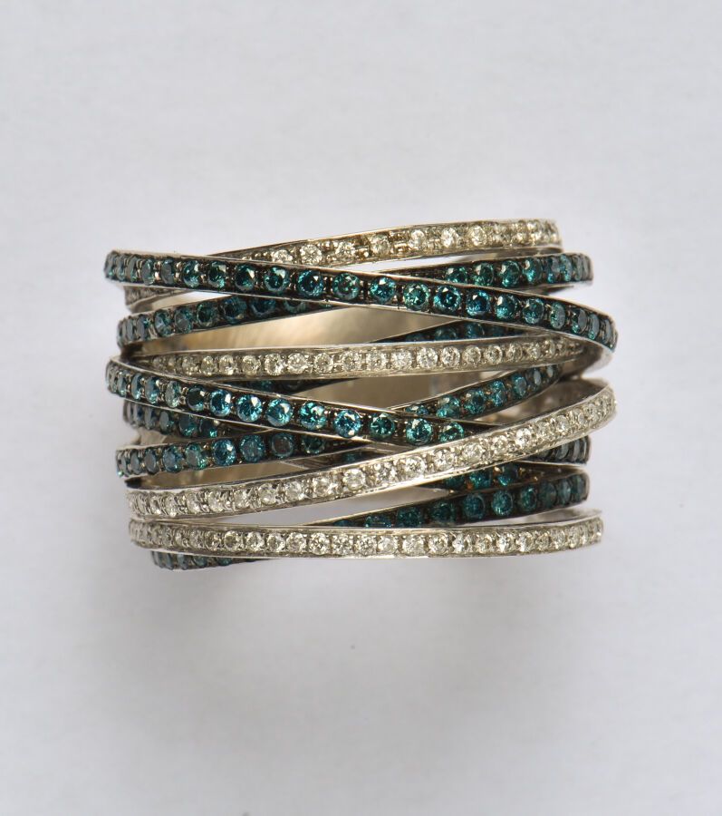 Null 18K(750/oo)白金多环戒指，镶嵌着一排排明亮式切割的白色和蓝色钻石（可能经过处理）。TDD 54。毛重：12.4克。