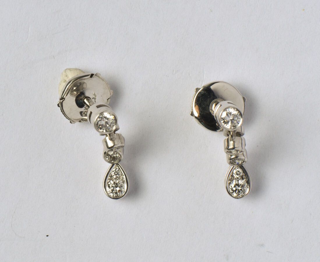 Null Paire de pendants d'oreilles articulés en or gris 18K (750/oo) retenant en &hellip;