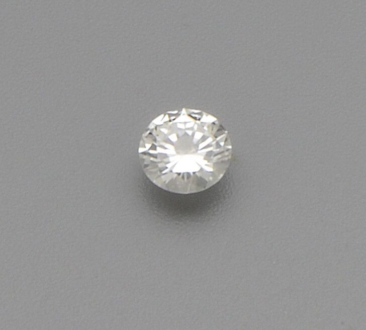 Null Brilliant-cut diamond, unmounted, on paper, weighing 4.10 carats, E color, &hellip;
