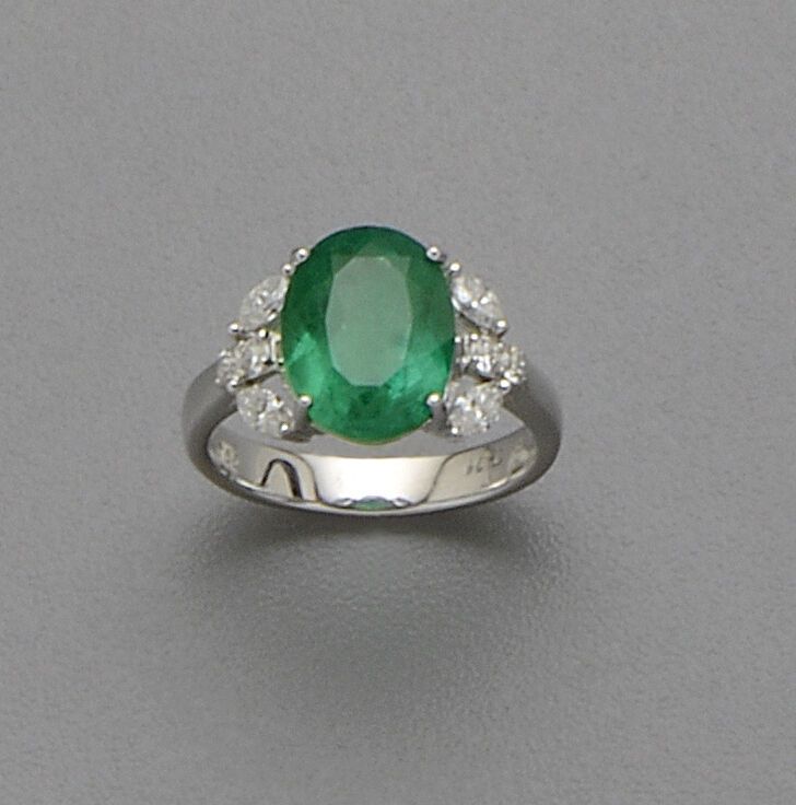 Null 18K(750/oo)白金戒指，以一颗椭圆形祖母绿为中心，重约3.70克拉，可能来自哥伦比亚，镶嵌有侯爵式切割和明亮式切割钻石。TDD 53。毛重：4&hellip;