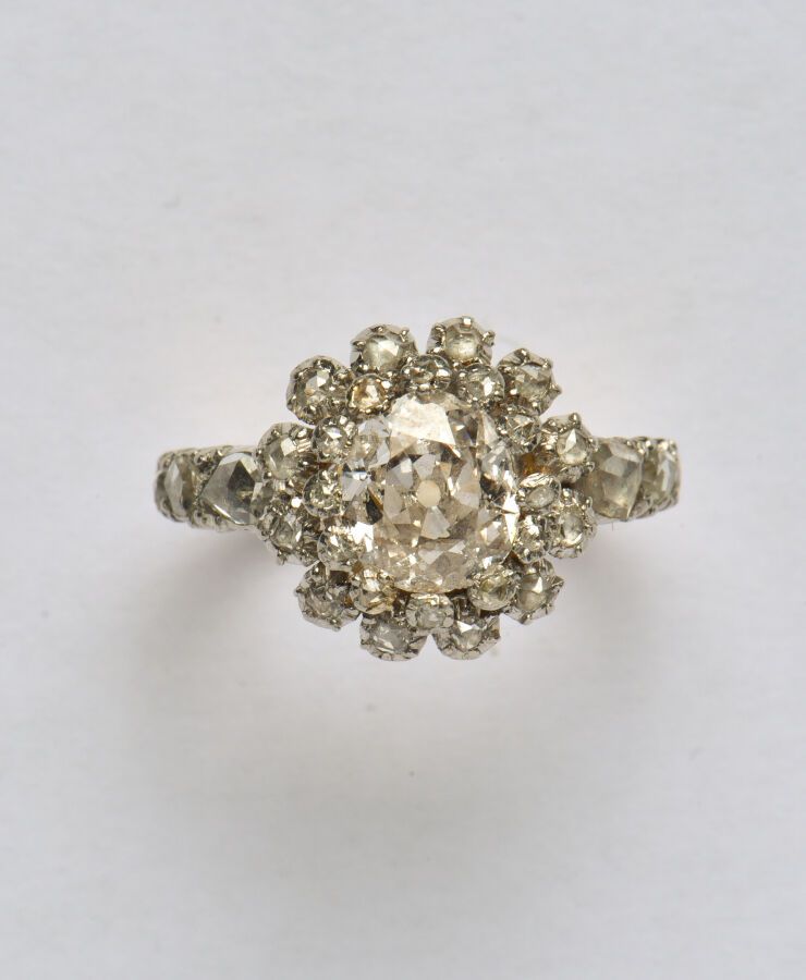 Null 18K（750/oo）双色金戒指，以一颗椭圆形老式切割钻石为中心，重约0.95克拉（碎片和粗糙形状指标），采用双层镶嵌，附件镶嵌玫瑰切割钻石。TDD &hellip;