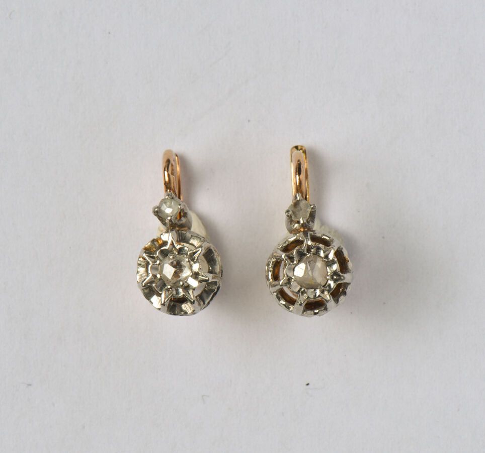 Null 一对古董双色18K(750/oo)黄金Dormeuses，每个都镶嵌了两颗玫瑰式切割钻石。毛重：3克。