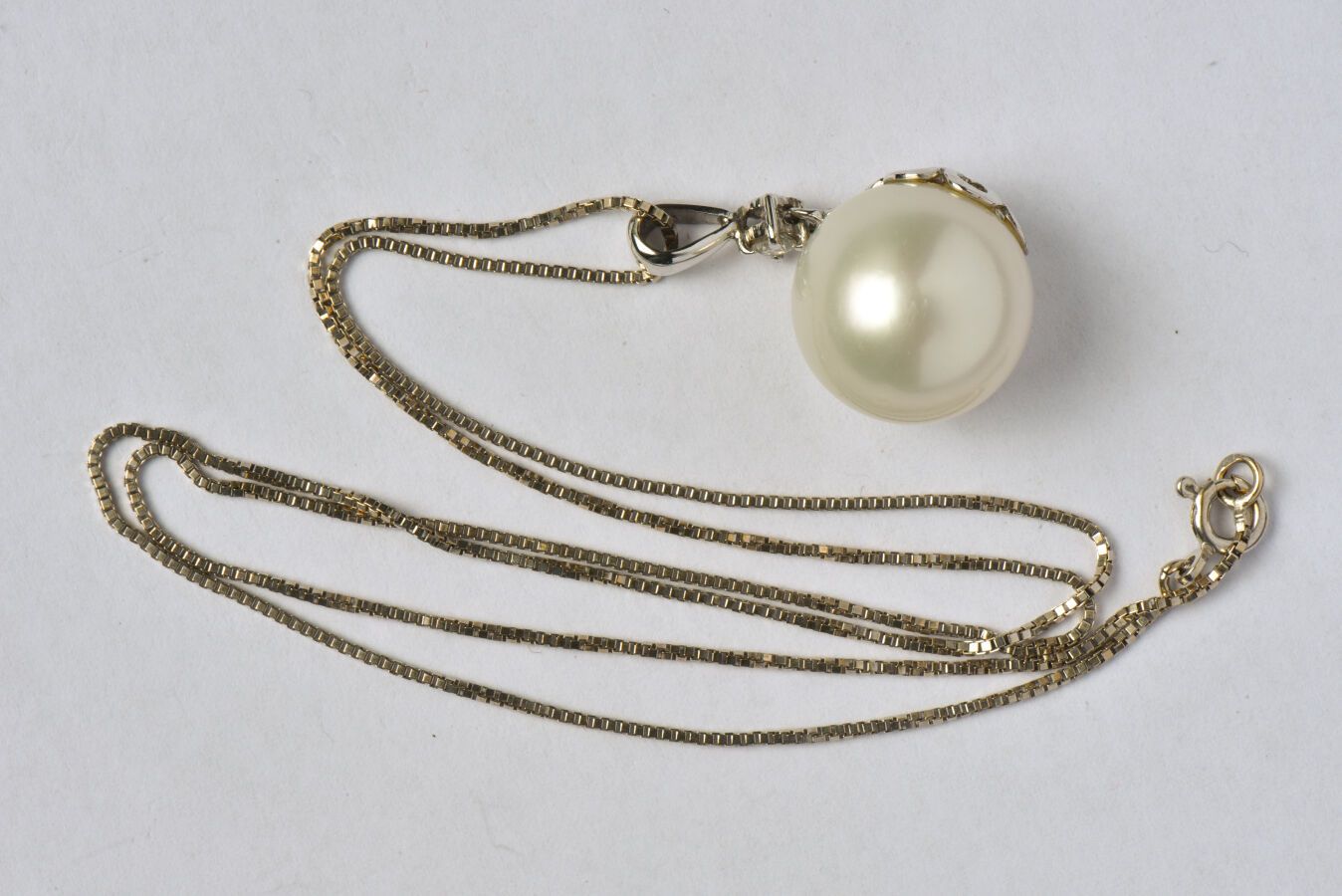 Null Colgante de oro blanco de 18 quilates (750/oo) engastado con una perla de l&hellip;