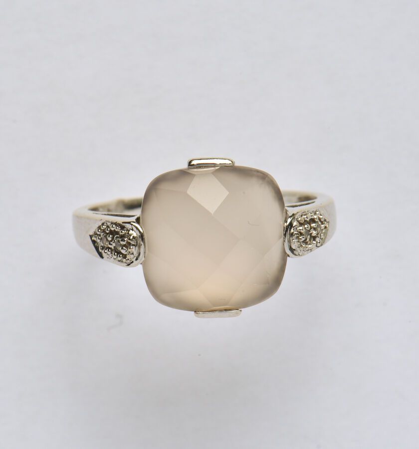 Null 18K(750/oo)白金戒指，以凸圆形玉髓的环形切面为中心，附件镶嵌了4颗8x8的钻石。TDD 61。毛重：4.5克。