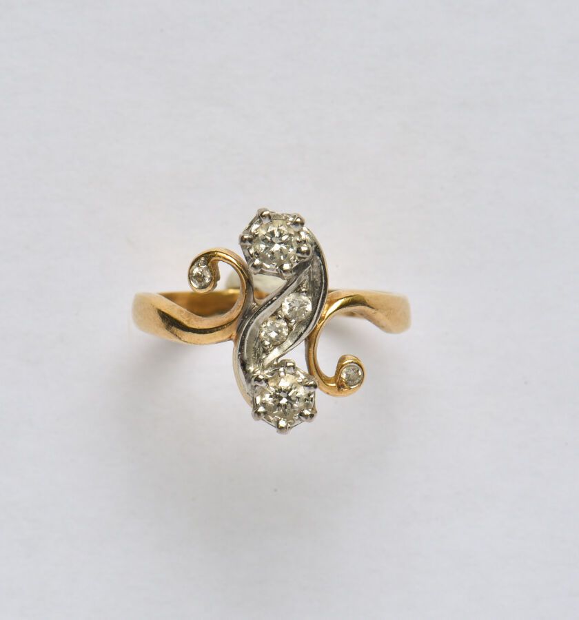 Null 18K（750/oo）金戒指，卷轴图案，镶嵌明亮式切割钻石，两颗主钻各约0.10克拉。TDD 48。毛重：3.3克。