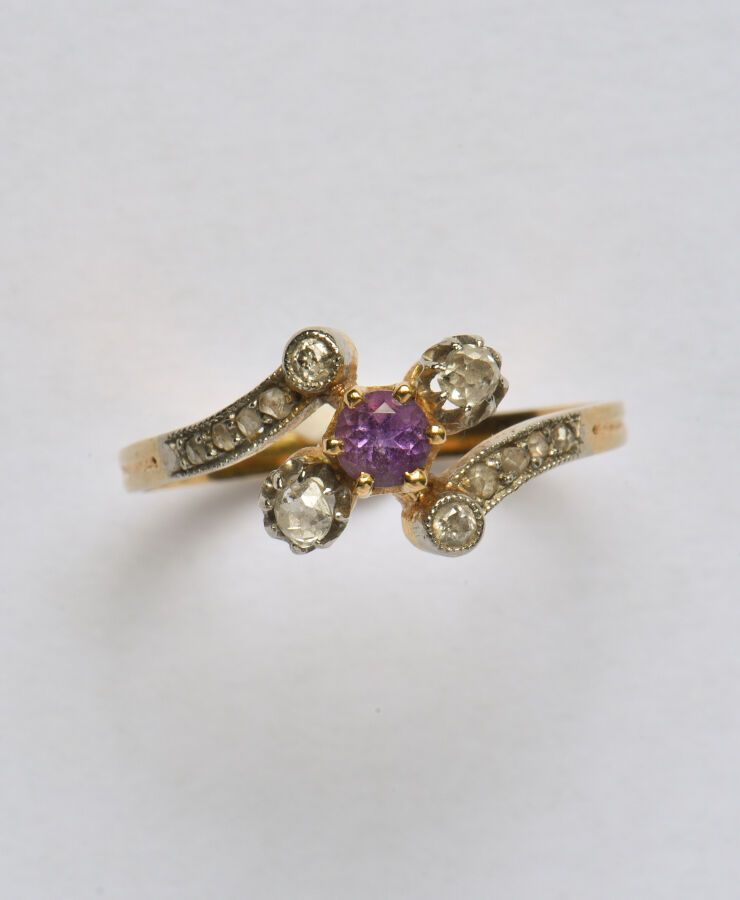 Null 古董双色18K(750/oo)金十字架戒指，以圆形紫水晶为中心（略有缺憾），镶嵌老式切割钻石，附件上点缀着玫瑰式切割钻石线条。TDD 62.毛重：2.&hellip;