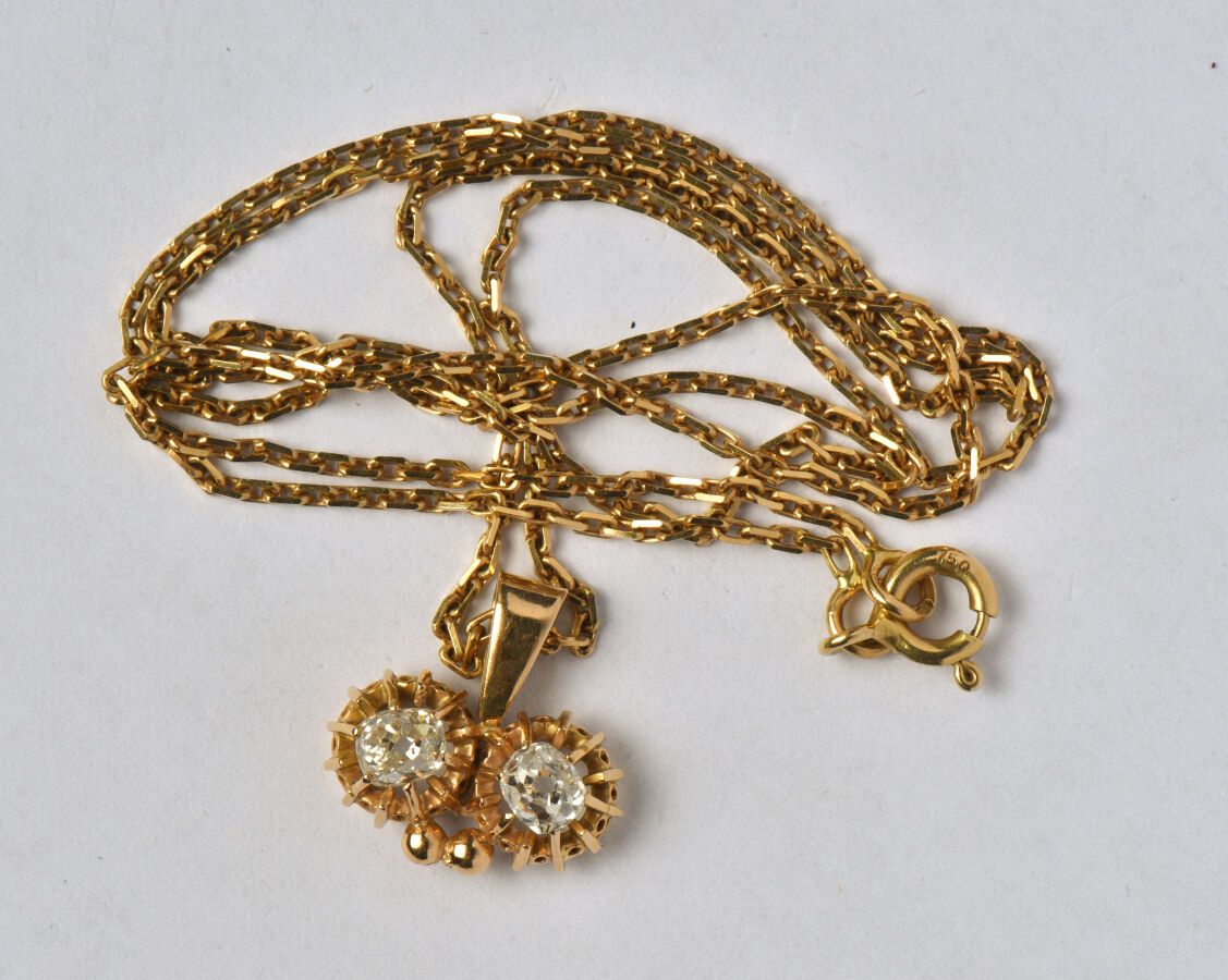 Null 18K（750/oo）黄金吊坠，镶有两颗老式切割的枕形钻石，每颗重约0.20克拉，由18K（750/oo）黄金forçat链固定。毛重：5.6克。