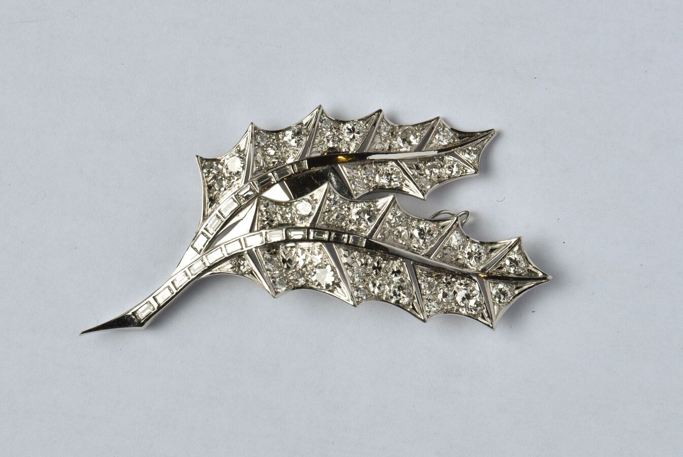 Null 18K (750/oo) white gold brooch featuring holly leaves entirely set with rou&hellip;