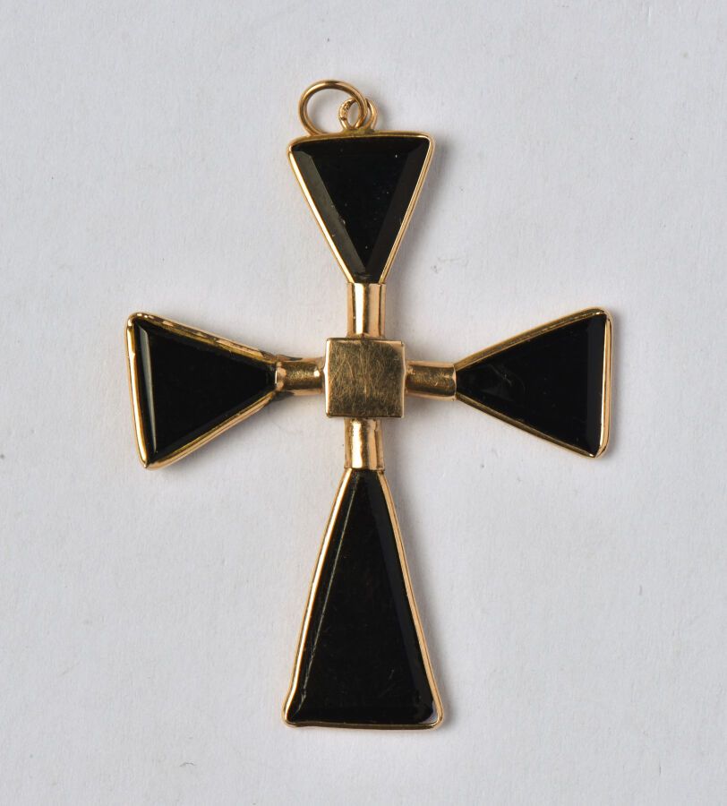 Null 18K（750/oo）黄金 "十字架 "吊坠，树枝由三角缟玛瑙牌组成。有轻微的复位和微小的裂痕。尺寸：约37 x 28毫米。毛重：1.5克。