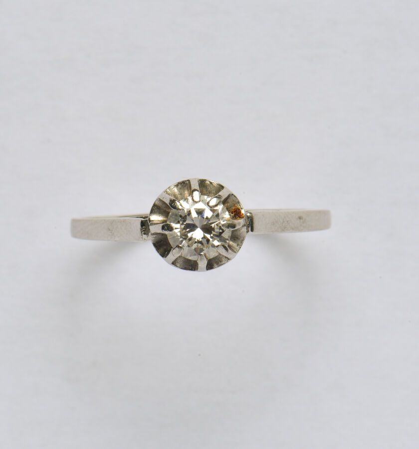 Null 18K（750/oo）白金和铂金（850/oo）单颗钻石戒指，以一颗约0.50克拉的明亮型切割钻石为中心，采用8爪镶嵌。TDD 63。毛重：2.8克。