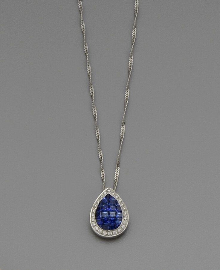 Null 18K（750/oo）白金吊坠，形成一个圆拱形的坠子，上面铺有密镶的校准蓝宝石，周围有一排明亮式切割钻石；它由18K（750/oo）白金扭链固定。毛重&hellip;