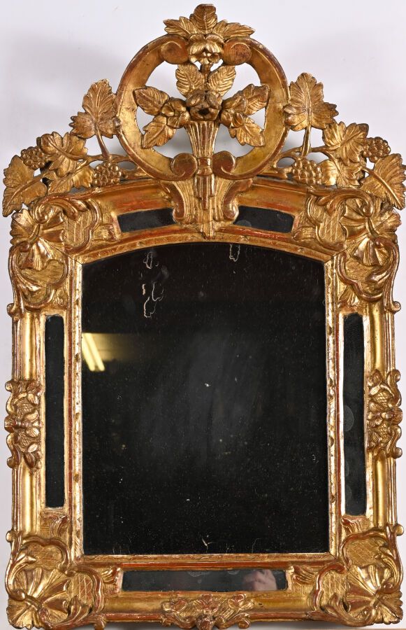 Null Miroir à parecloses en bois sculpté et doré, encadrement orné de fleurs et &hellip;