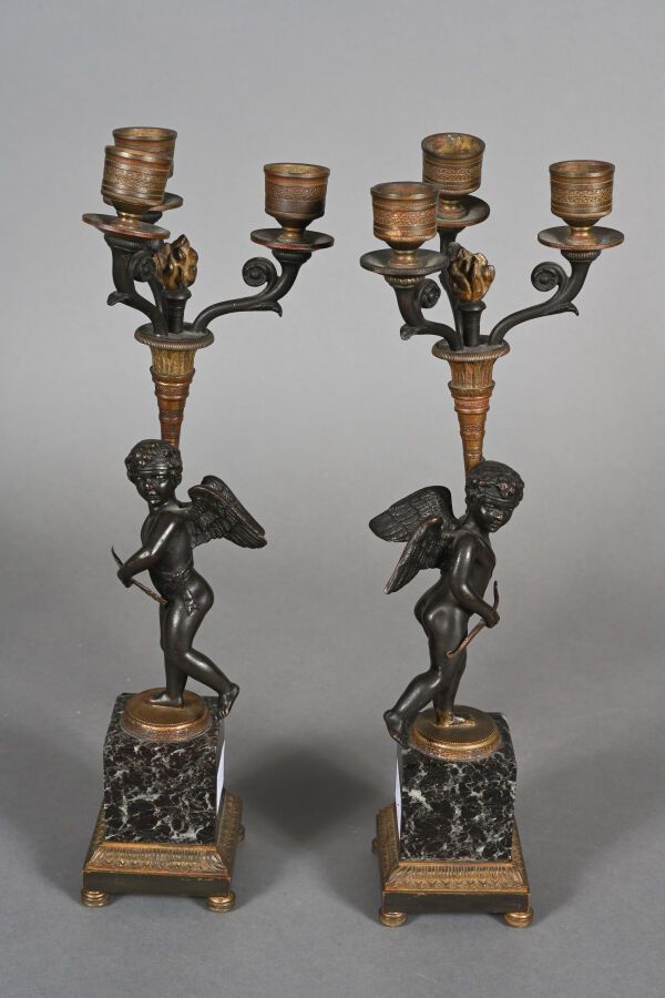 Null Paire de candélabres en bronze patiné et doré figurant deux cupidons tenant&hellip;