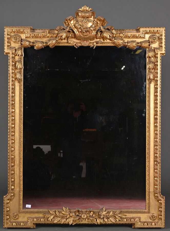 Null Miroir en bois et stuc doré dans le style Renaissance, cadre à écoinçons or&hellip;