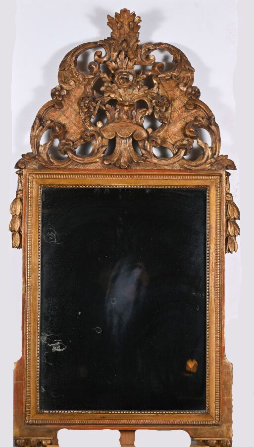 Null Miroir en bois sculpté et doré, encadrement d'une baguette de canaux et de &hellip;