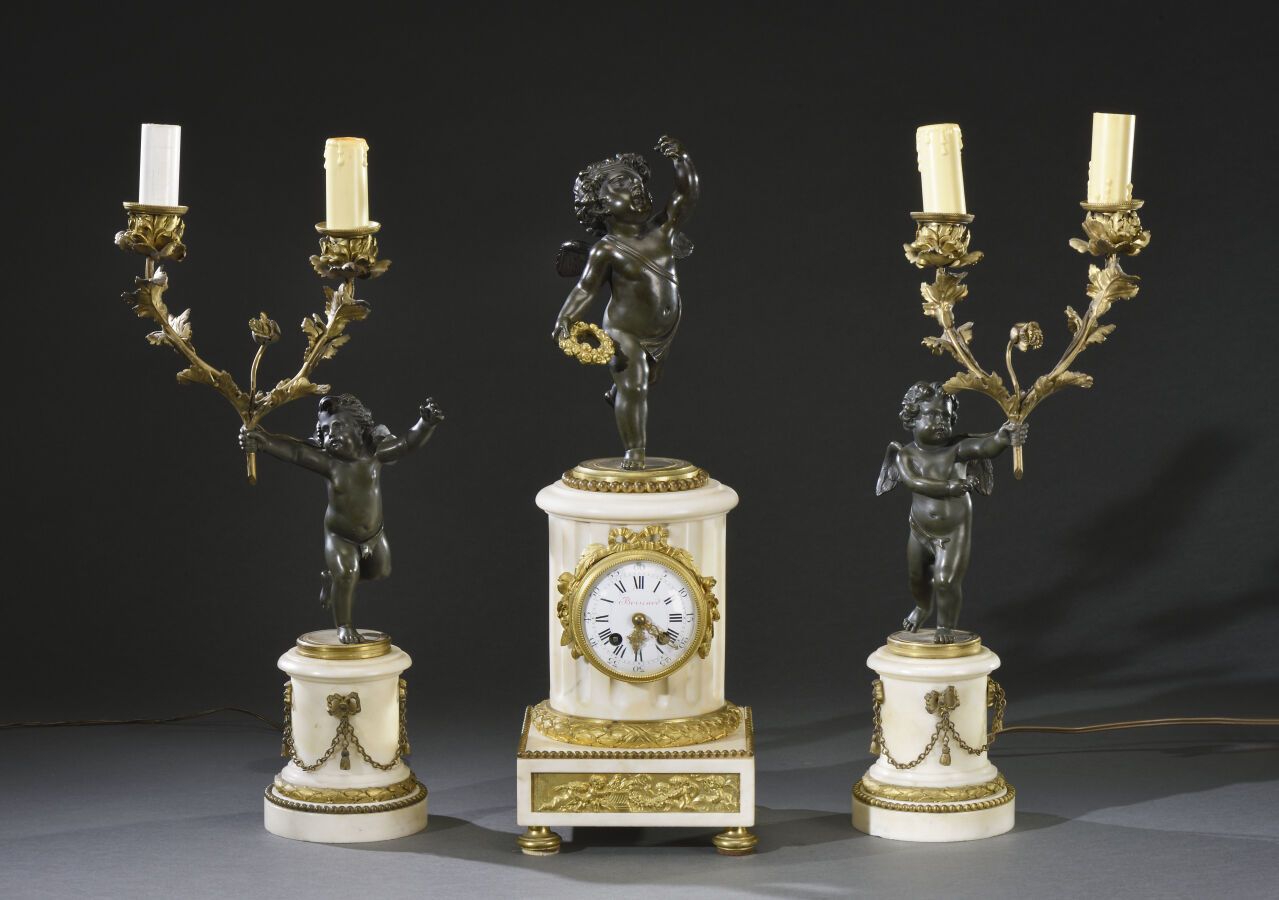 Null Garniture de cheminée dans le style Louis XVI en bronze patiné, doré et mar&hellip;
