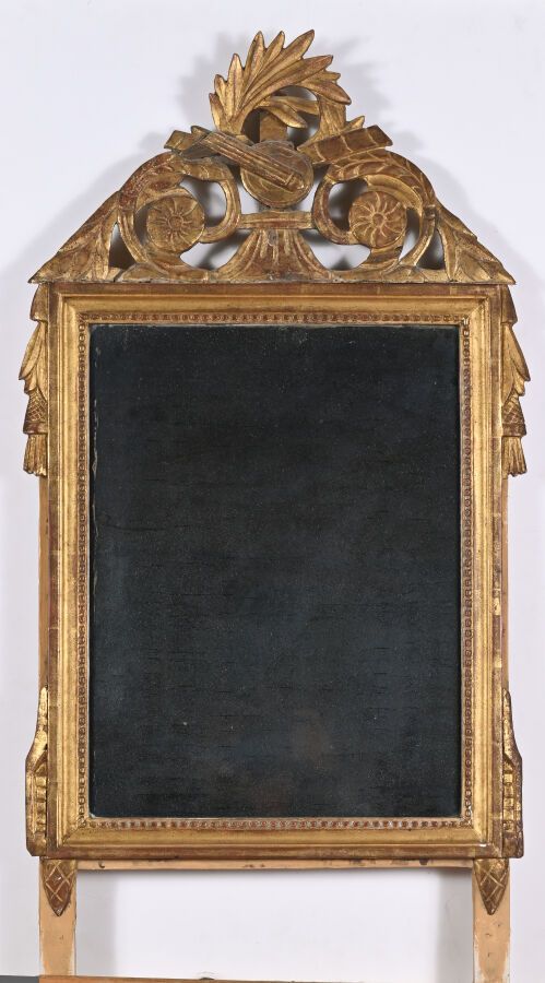 Null Miroir en bois doré à encadrement de perles, fronton ajouré, sculpté d'une &hellip;