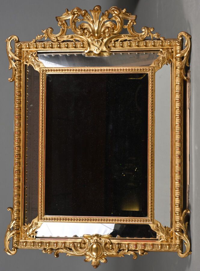 Null Miroir dans le style Louis XIV à parecloses, à profil inversé, encadrement &hellip;