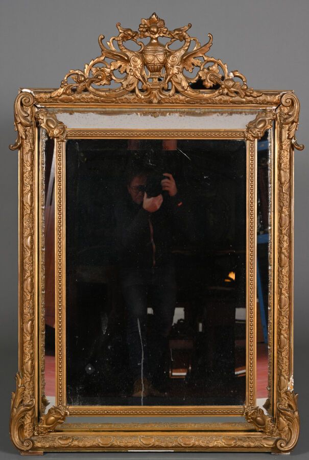 Null Miroir à parecloses dans le style Renaissance en bois et stuc redoré, orné &hellip;