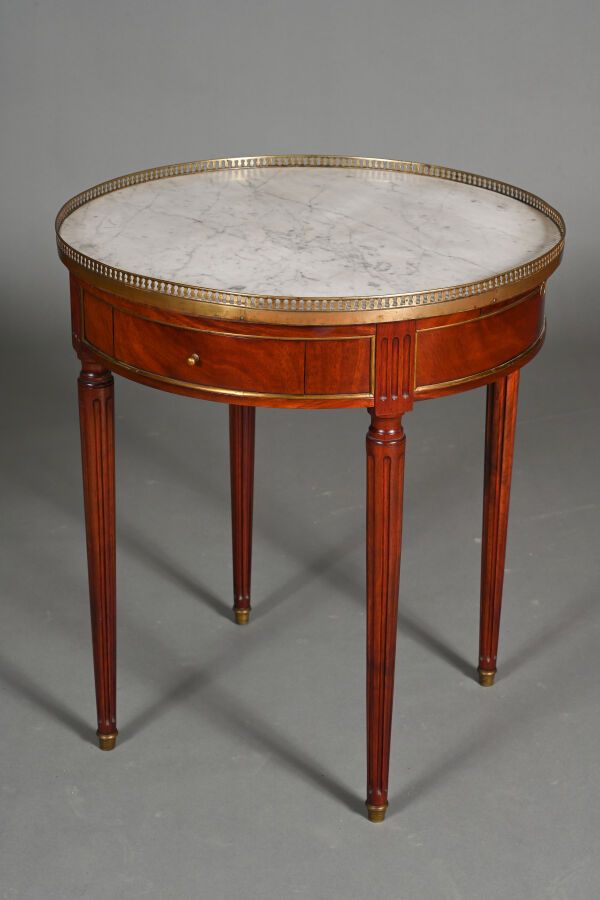 Null Table bouillote dans le style Louis XVI en acajou et placage d'acajou et qu&hellip;