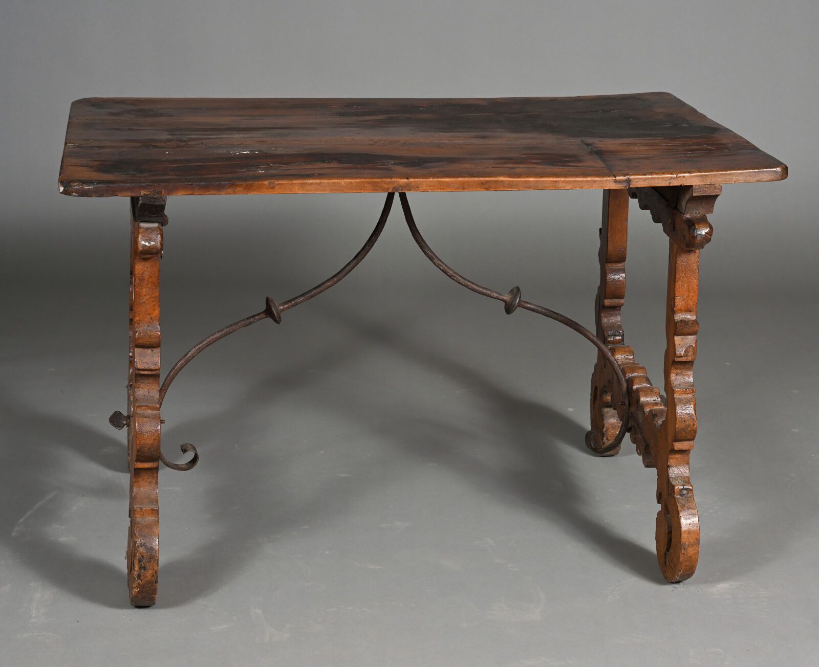 Null Table à piétement trapézoïdal en bois chantourné, relié par une entretoise &hellip;