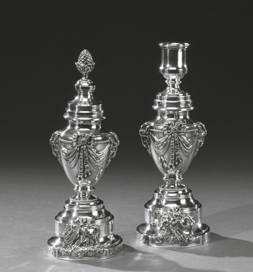 Null Paire de cassolettes bougeoirs dans le style Louis XVI en forme d'urnes à l&hellip;
