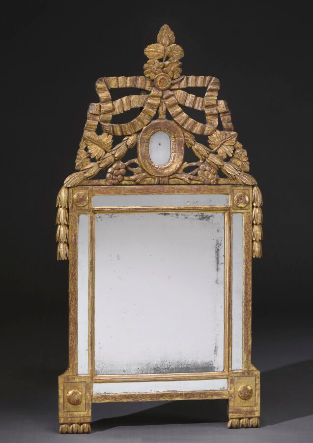 Null Miroir à parecloses en bois sculpté et doré, encadrement de baguettes ornée&hellip;