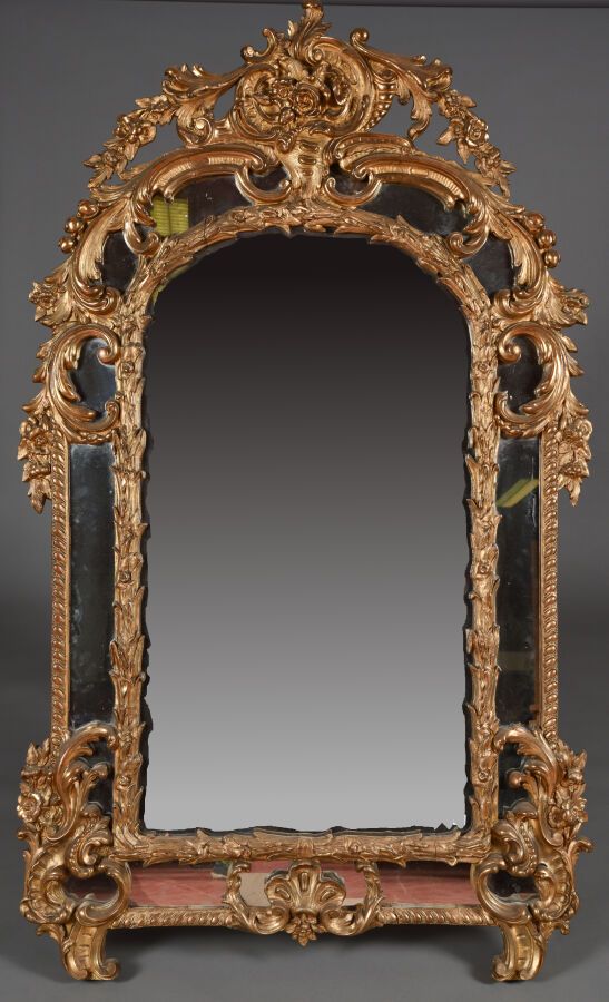 Null Grand miroir à parecloses de style Régence en bois et stuc dorés, encadreme&hellip;