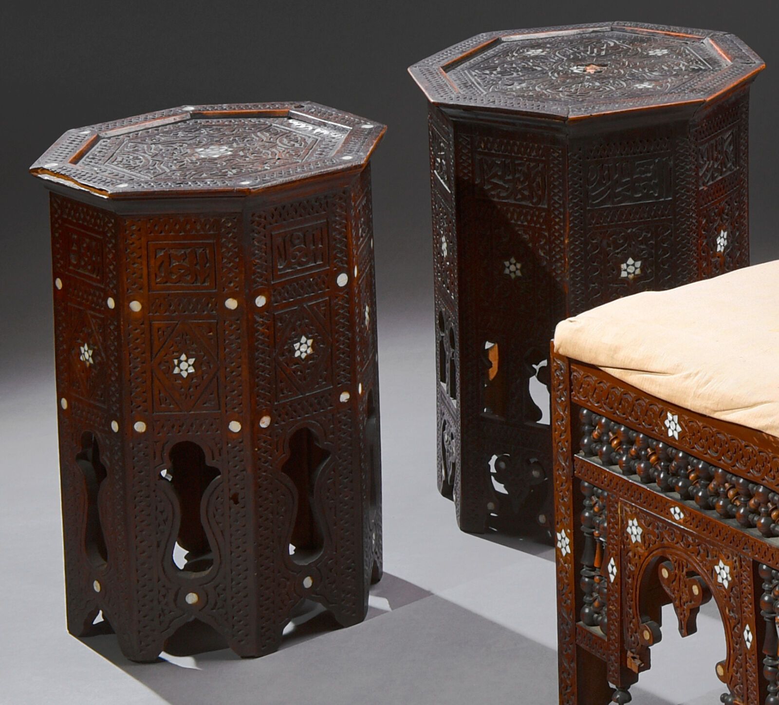 Null Deux tables basses à thé en bois teinté, de forme octogonale, à décor sculp&hellip;