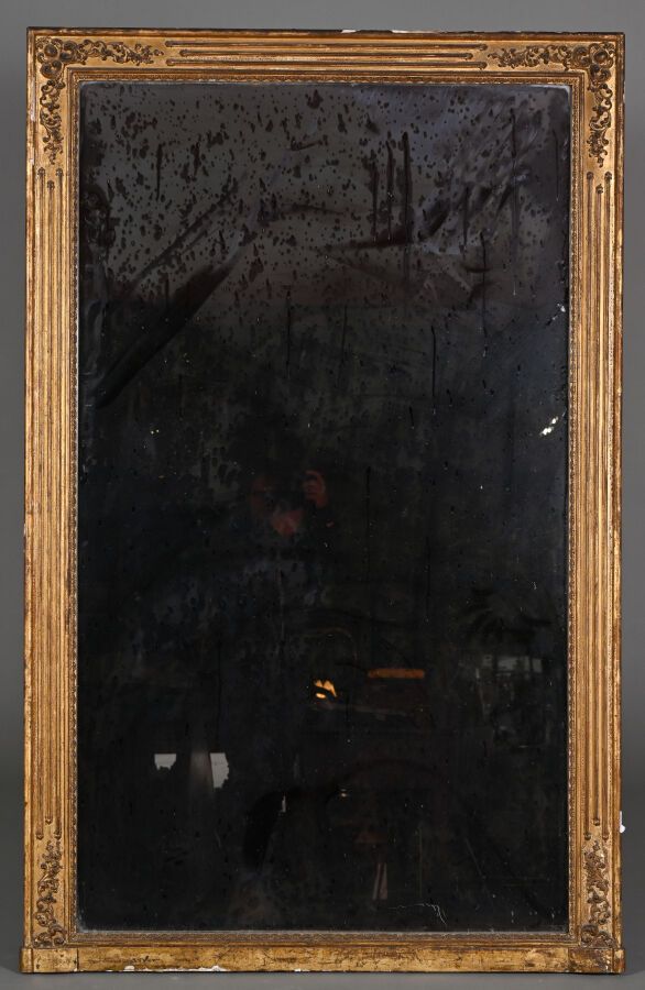 Null Miroir de trumeau rectangulaire en bois et stuc doré, orné de rinceaux feui&hellip;