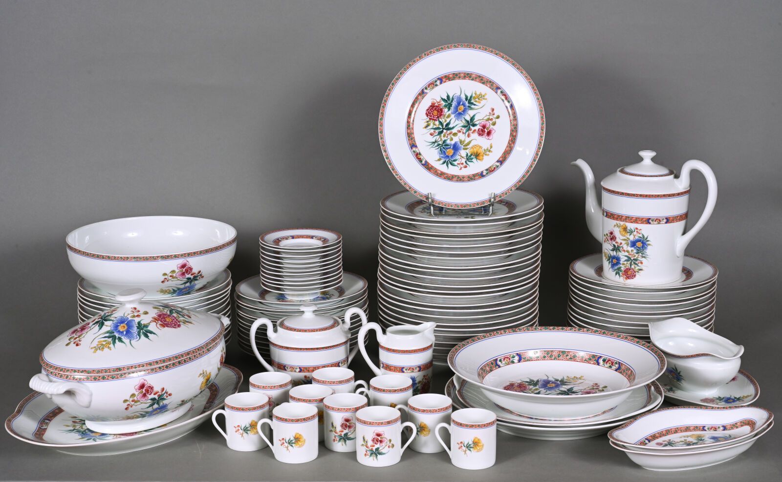 Null LIMOGES 
Porcelain dinner service with polychrome decoration of flowers and&hellip;